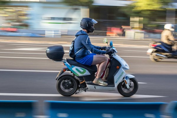 Quelles sont les solutions pour protéger une moto électrique des intempéries lors de longs trajets ?